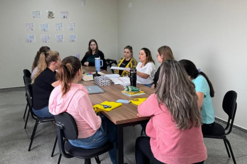 Profissionais de educação da Escola Municipal Leonardo Pinz recebem capacitação