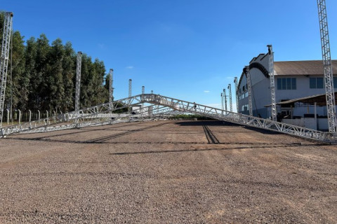 Estrutura para os shows da Expo Rosa 2025 começa a ser montada