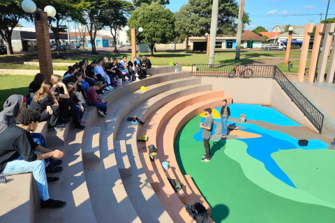 Oficina de Grafitagem é realizada em alusão ao Mês do Meio Ambiente na Praça da Bíblia