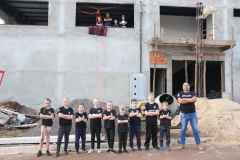 Alunos do projeto Guarda-Vidas Mirim participam de treinamento de rapel